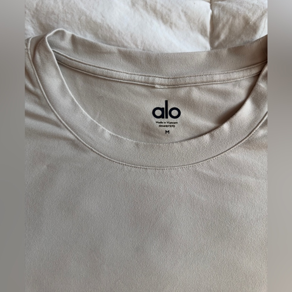 ALO Yoga Men's Short Sleeve Tee in Cream pristine condition size medium